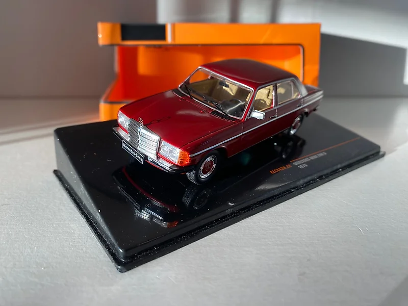 IXO 1:24 - 2 - Voiture miniature - Peugeot 504 et 305 - Deux berlines des  années 80 - Catawiki