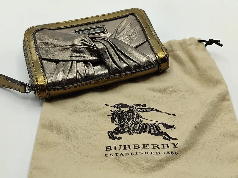Burberry hotsell uñas zipper