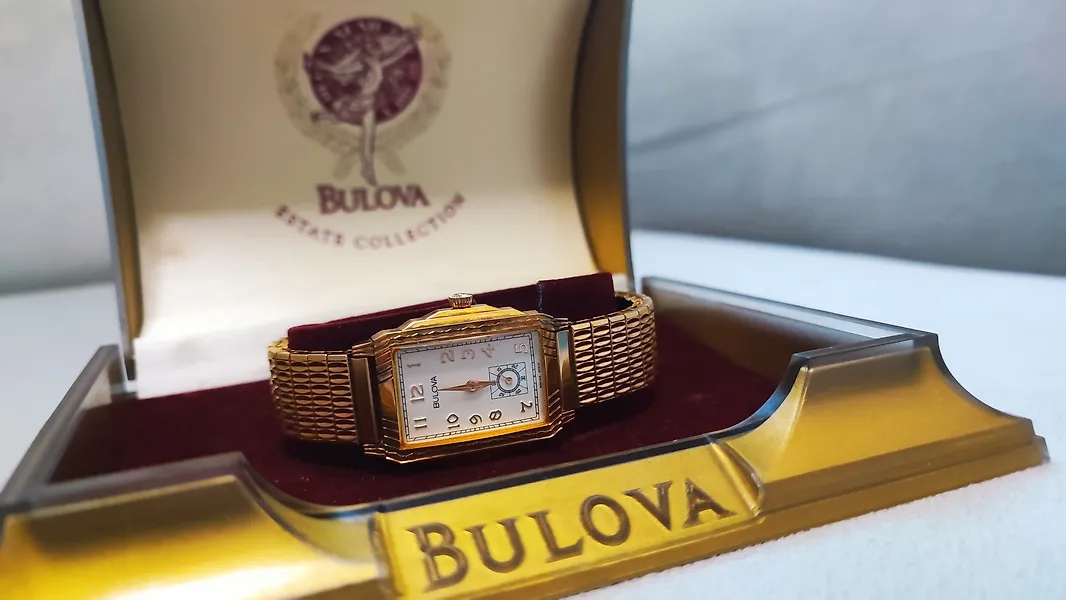 Orologio da polso analogico placcato in oro Bulova. Esplora prezzi