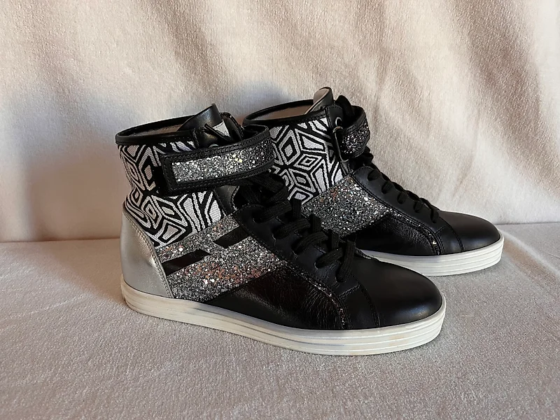 Saint Laurent Leather Sandals. Buy unique objects. Now at auction for sale Catawiki