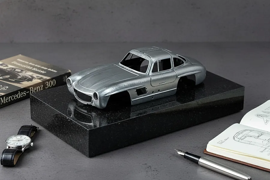 OldMoneyWatches - Krzysztof Kobiak - Sculpture, Mercedes-Benz - Mercedes-Benz 300SL “Gullwing” Sculpture – Handcrafted Brushed Metal Body on - 9 cm - Granite, Steel - 2026