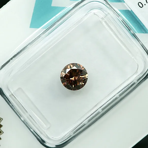 No reserve price - 1 pcs Diamond  (Natural coloured)  - 0.70 ct - Round - Fancy intense Yellowish Brown - SI2 - International Gemological Institute (IGI) - *Cognac Color*