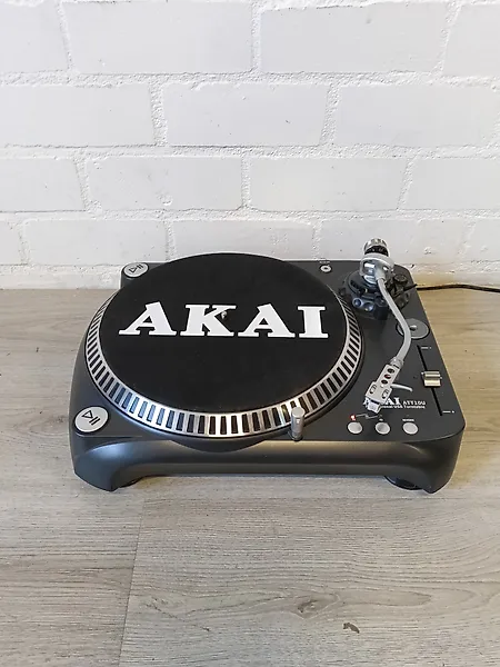 Akai - ATT10U Belt-Drive USB with Built-in Phono Preamp Turntable