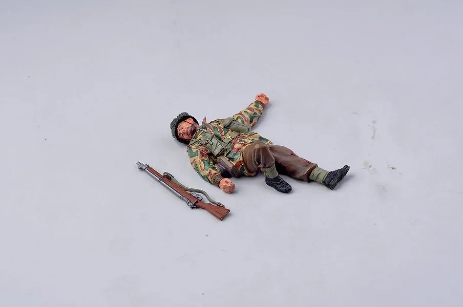 Thomas Gunn - Figure - TG 012 Liggende gewonde Britse para met geweer - painted tin