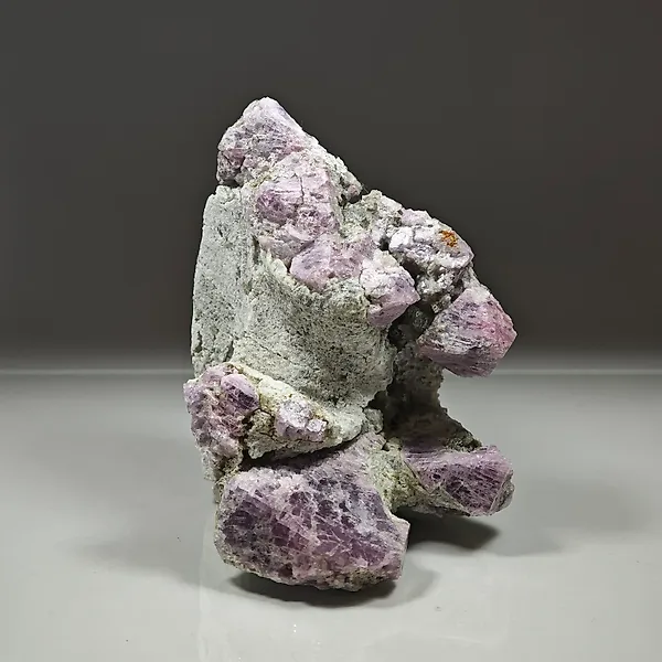 Spinel Crystals on matrix - Height: 100 mm - Width: 85 mm- 578 g