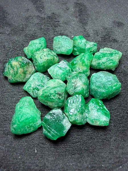 Emerald Stunning Large Emerald Lot. Full Crystal and Top Green Muzo Emerald Lot. 75,5 Ct. - Height: 12 mm - Width: 8 mm- 15.1 g - (16)