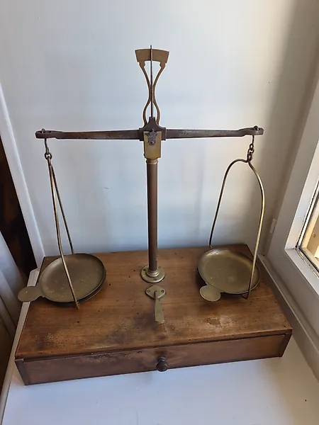 Balance or scale - Gilt brass, Oak