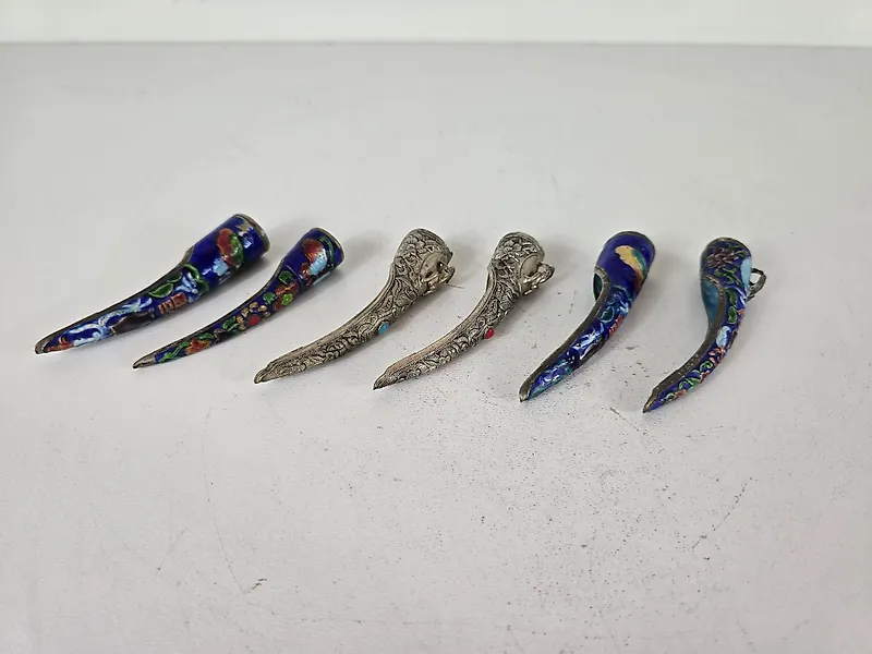 Six-piece set of antique Chinese nail protectors (Hu Zhi) - Cloisonné in paktong or low-silver-content silver - China - Republic period (1912-1949)