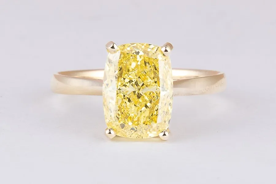 Ring - 14 kt. Yellow gold -  3.05ct. tw. Yellow Diamond (Fancy coloured lab-grown diamond) - Cushion Vivid Yellow-VS1