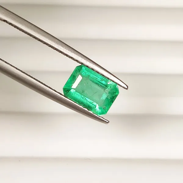 No reserve price - 1 pcs  Green Emerald  - 1.26 ct - International Gemological Institute (IGI) - AAA + Quality !
