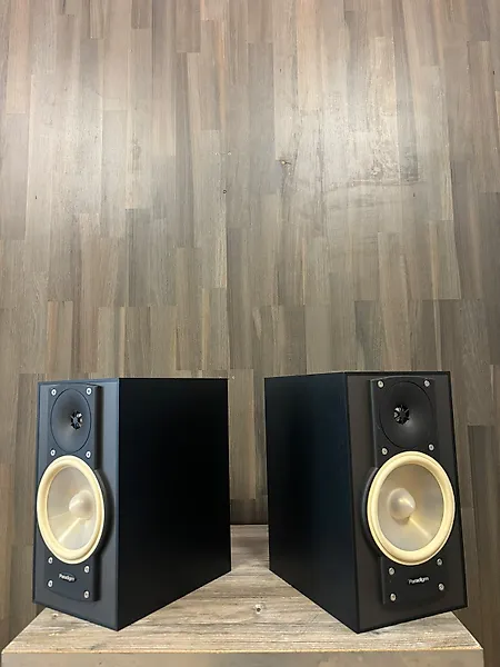 Paradigm - Mini Monitor v.6 / 2-Way Bass Reflex Bookshelf Speaker set