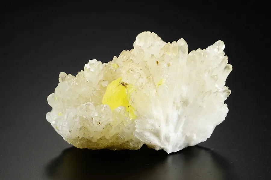 Yellowish CELESTINE fluorescent in UV with SULPHUR - old specimen - defunct location - Height: 3.7 cm - Width: 3.6 cm- 33 g