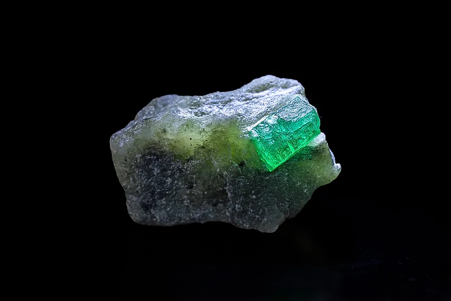 RAREST emerald on matrix – 86.60 ct – SWAT NO RESERVE PRICE - Height: 34 mm - Width: 20 mm- 17.32 g - (1)