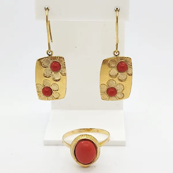 2 piece jewellery set - 18 kt. Yellow gold -  2.50ct. tw. Coral