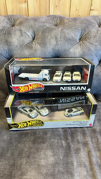 Hot Wheels 1:64 - Model car  (2) - Skyline GT-R & supercars diorama
