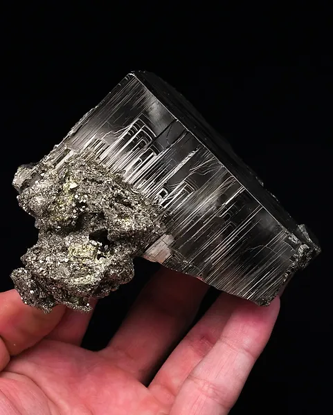 (PERUVIAN CLASSIC) AESTHETIC PYRITE Cube - Height: 7.7 cm - Width: 9.2 cm- 415 g - (1)