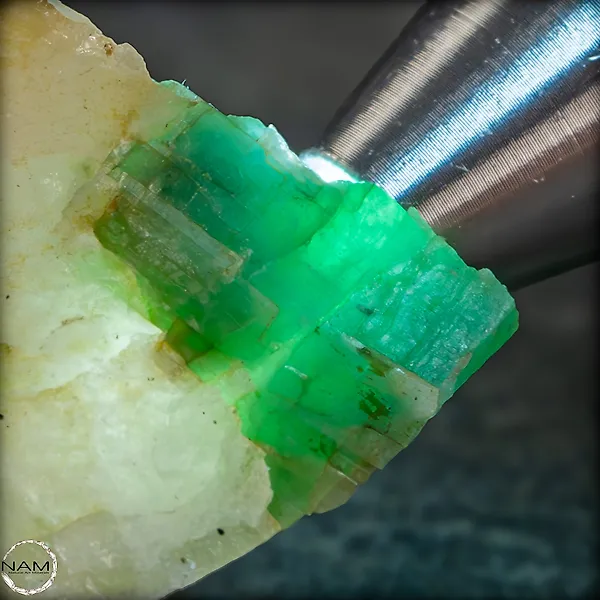 Natural emerald on matrix – rare crystal structure with intense brilliance - 163.90 ct- 32.78 g