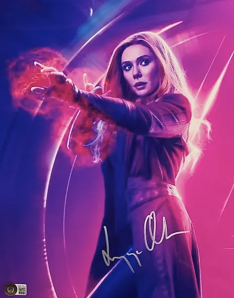 Scarlett Witch Wandavision - Elizabeth Olsen - 28x35 cm Photo Signed in Person - BECKETT COA