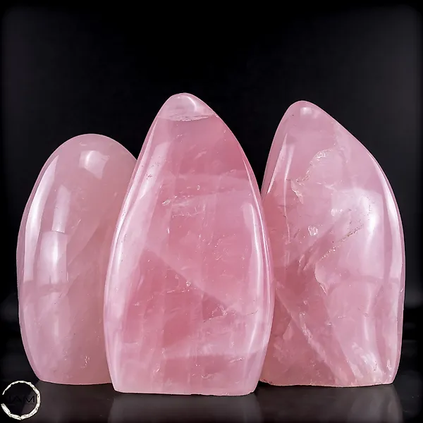 Rose Quartz Set – three hand-polished free-form shapes made from natural rose quartz. –- 2000.99 g - (3)