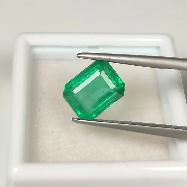 1 pcs  Green Emerald  - 2.96 ct - International Gemological Institute (IGI)