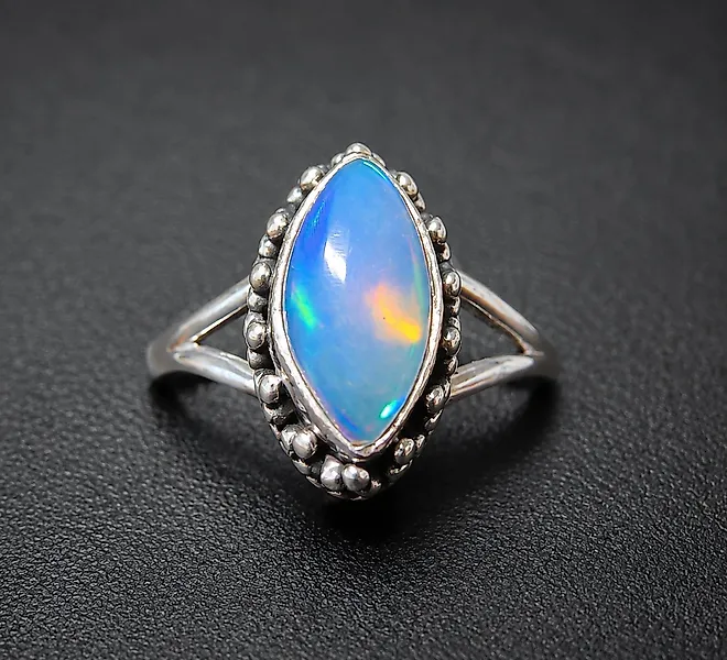 Sterling silver 925 ring with natural untreated Ethiopian opal – 10 x 4 mm – US 6 3/4 Cabochon- 2.35 g - (1)