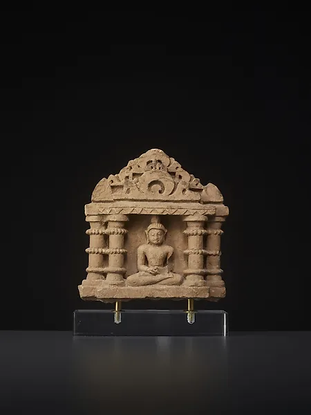 India, Rajasthan / Western India Terracotta Jain architectural fragment in sandstone representing a Tirthankara - 20 cm
