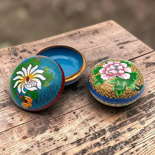Toilet set (2) - Rara Coppia di Scatole Porta-Cipria in Smalto Cloisonné Cinese - Motivi Floreali Peonia e Crisantemo - Brass, Enamel