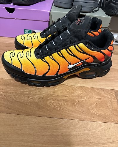 Plain discount black tns