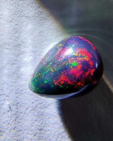 No reserve price Noble black opal from Ethiopia of 4.04 carats