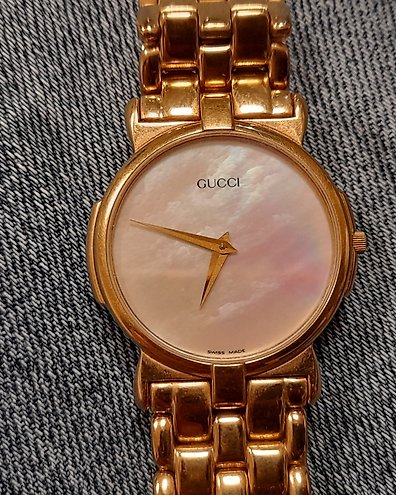 Gucci Montre iconique avec anneaux bezels interchangeables 11