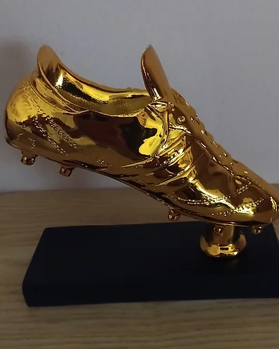 Scarpe di ronaldo oro deals
