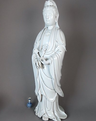 花瓶图 成化年制款青花兽耳铁泥花花瓶''CHENG HUA NIAN ZHI'' BLUE AND