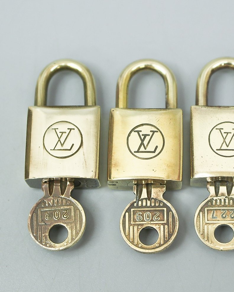 Louis Vuitton - Lock Key & Name Luggage Tag & Poignet - - Catawiki