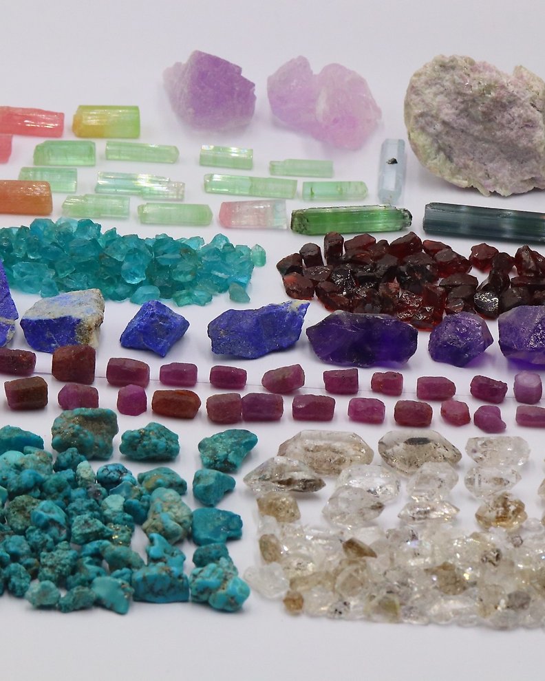 16 different kinds of natural beautiful minerals from - Catawiki