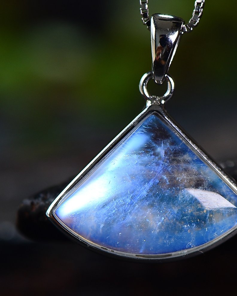 Lyss best sale glowing pendant