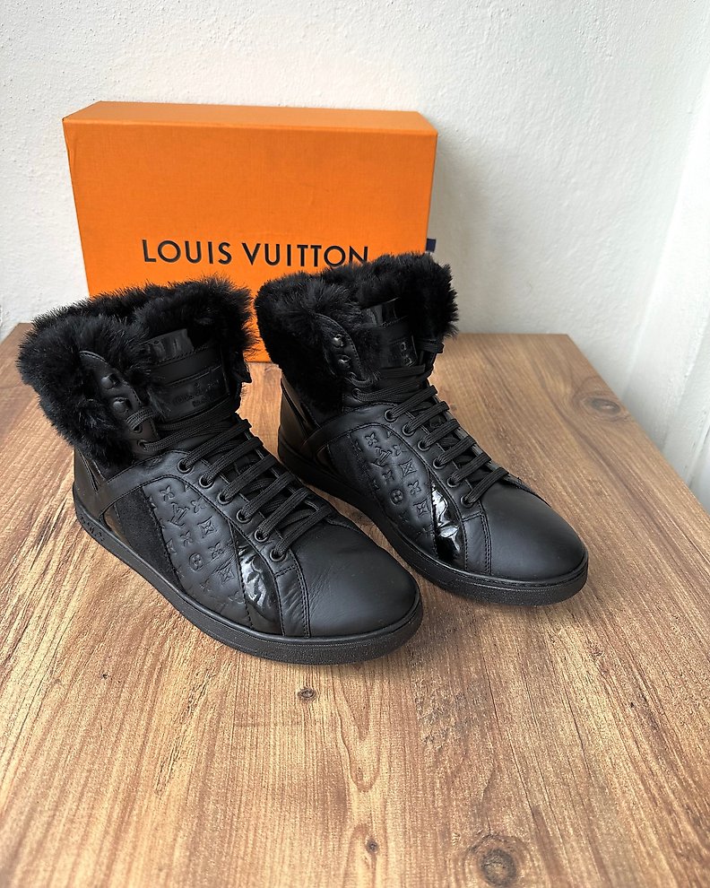 Louis Vuitton - Runaway Sneakers - Size: Shoes / EU 44 - Catawiki