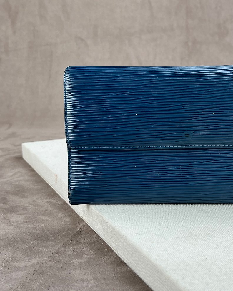 Louis Vuitton International Wallet in EPI Leather