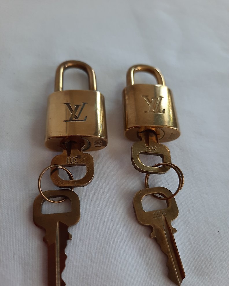 Louis Vuitton cadena/padlock/lock with 2 keys 320 - Catawiki