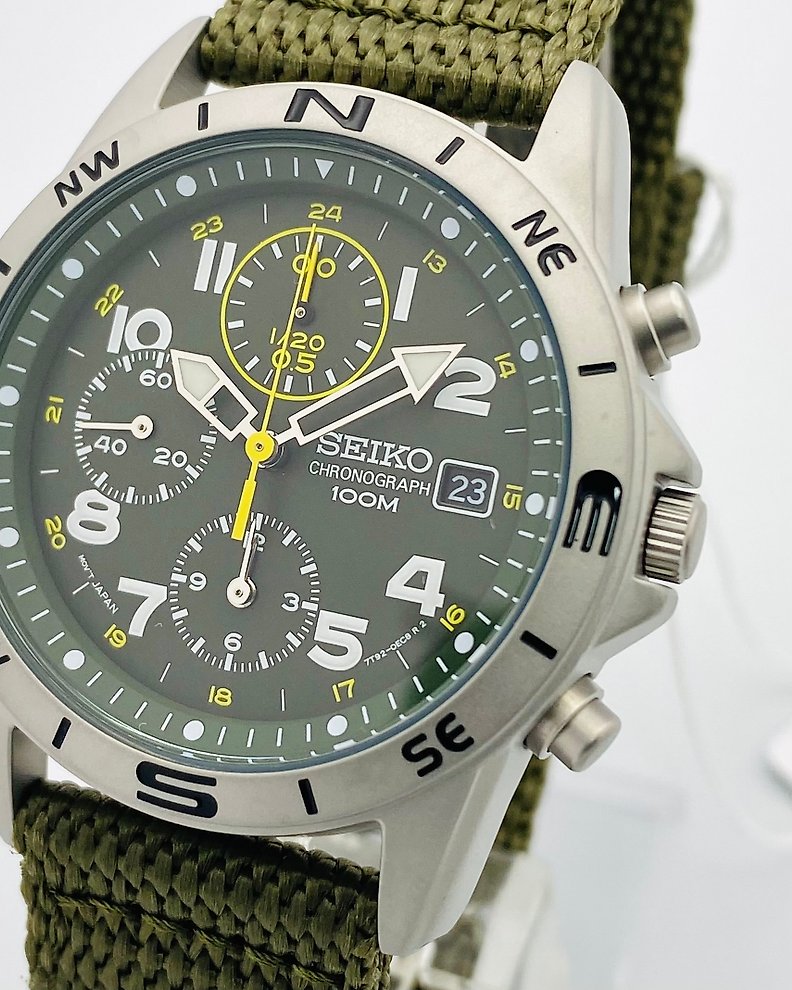 Seiko Chronograph Military Dark Green and Yellow and White Indexes 100m. Date No Reserve Price Men 2011 present Catawiki
