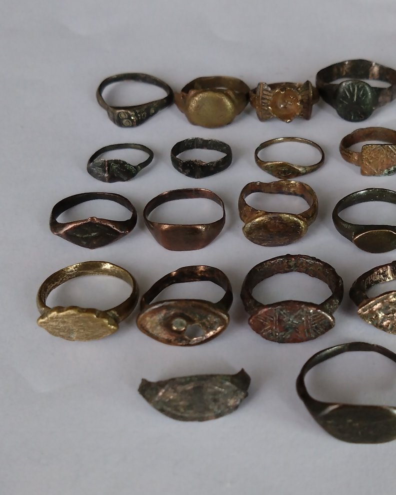 Medievale epoca delle crociate Bronzo Anello 7 anelli trasversali medievali Senza Prezzo di Riserva Catawiki