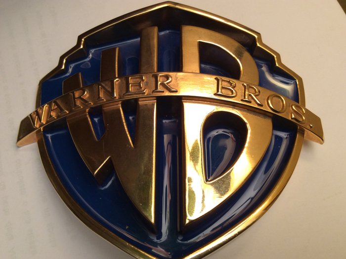 Npost wb. Уорнер бразерс щит. Логотипы кинокомпаний. WB логотип. Warner brothers Оскар.