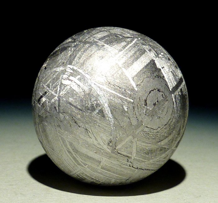 Метеорит фукан. Метеорит шар. Метеорит муонионалуста шарик. Метеорит шар. Шар метеорит.