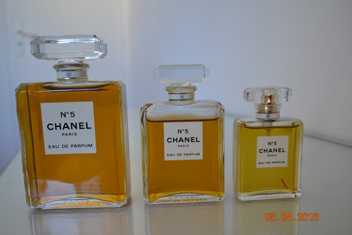 Suite of 3 fake bottles - eau de parfum N° 5 CHANEL Paris - round