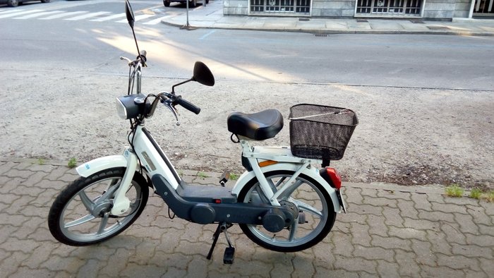 Fotoristicniy Moped