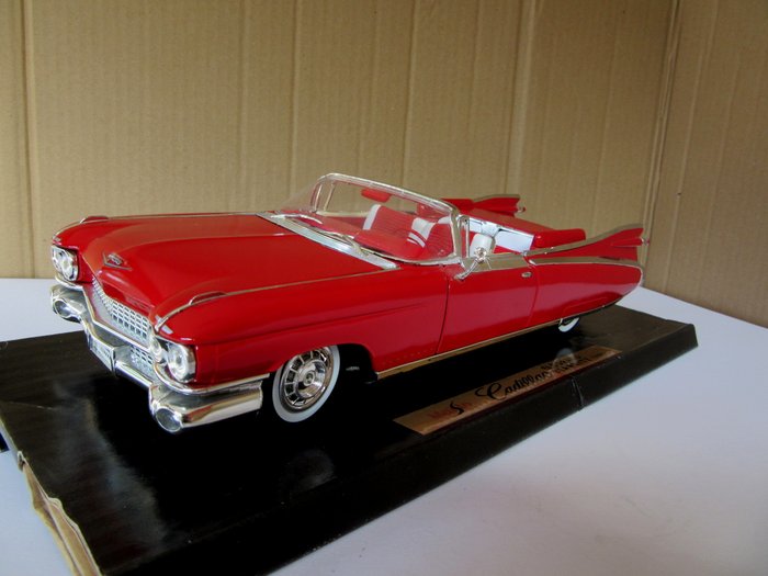 Cadillac 1 Trunk