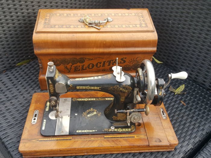 Купить машинку stoewer. Бернхард Штевер швейная машинка. Печатная машинка Stoewer. Швейная машинка 1930 года. Stoewer швейная машина.