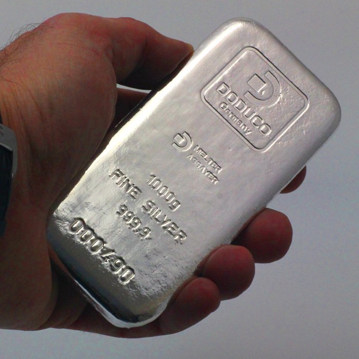 Килограмм платины. Слиток серебра 1000 грамм. Слиток серебра 1 кг. Слиток платины 100г. Слиток платины 1 кг.