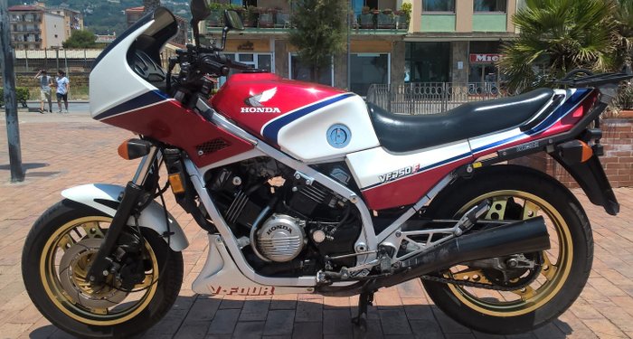 Honda vf750f
