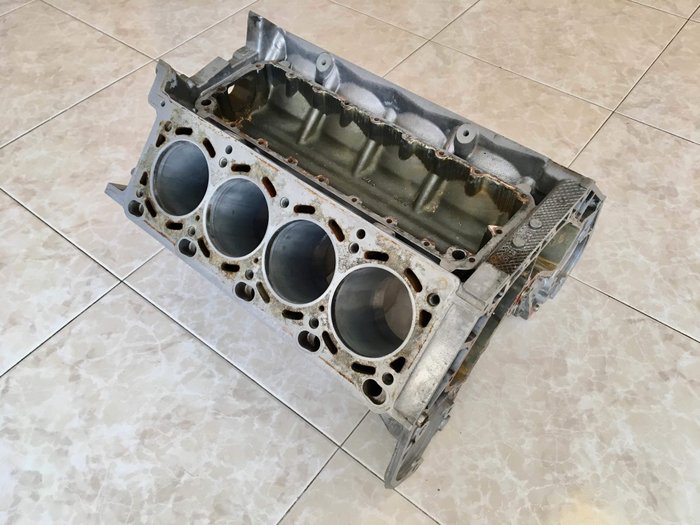 Блоков бмв. Блок v8 BMW. Блок 8м20. Блок от БМВ С тремя отверстиями.