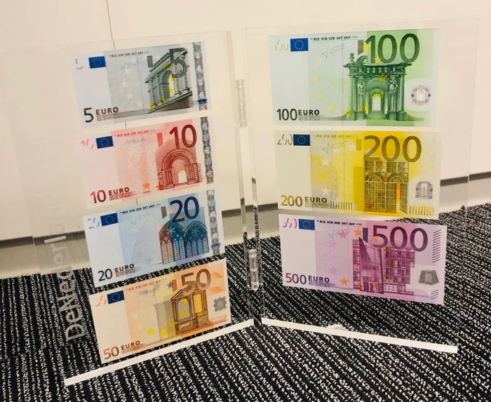Как отличить евро. Купюра 200 евро. Евро банкноты номинал 200. 100 Евро купюра. Валюта евро номиналы купюр.